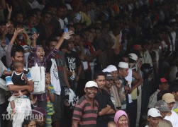 Индонези уралдааны ялагч хоёр үхрээр шагнуулдаг