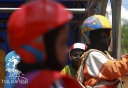 Индонези уралдааны ялагч хоёр үхрээр шагнуулдаг