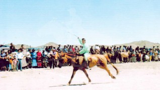 Айргийн дөрөвт хурдалсан аймгийн Алдарт уяач С.Цэндийн хонгор морь