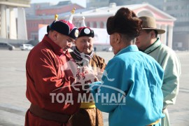 Хонгор нутгийн уяачид шинэхэн Алдартдаа баяр хүргэж буй нь