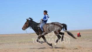 Айргийн гуравт хурдалсан Дамдинхүүгийн Булаг хар