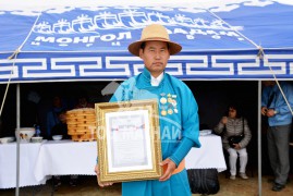 Монголын хамгийн адуутай малчин Н.Даваасүрэн: 50 азарга буюу 1290 адуу тоолуулсан