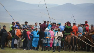 Шилдгийг шалгаруулах “Адуучин 2015” тэмцээнээс...