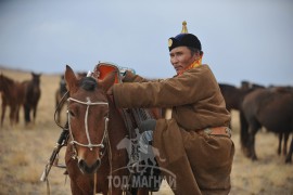 Аймгийн Алдарт уяач Ч.Бухаа: Торгон Дашнямын их морийг унаж16 түрүүлгэсэн