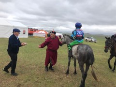 Нийслэлийн Алдарт уяач Д.Лхагвасүрэн: Улс бүсийн наадмаас гурван айраг хүртэж, цолоо мялаалаа