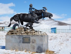 Аймгийн Алдарт уяач Б.Нямсүрэн: Нэг насанд 2,3-аар нь оруулахаар хүнээс халгадаг болдог юм байна лээ